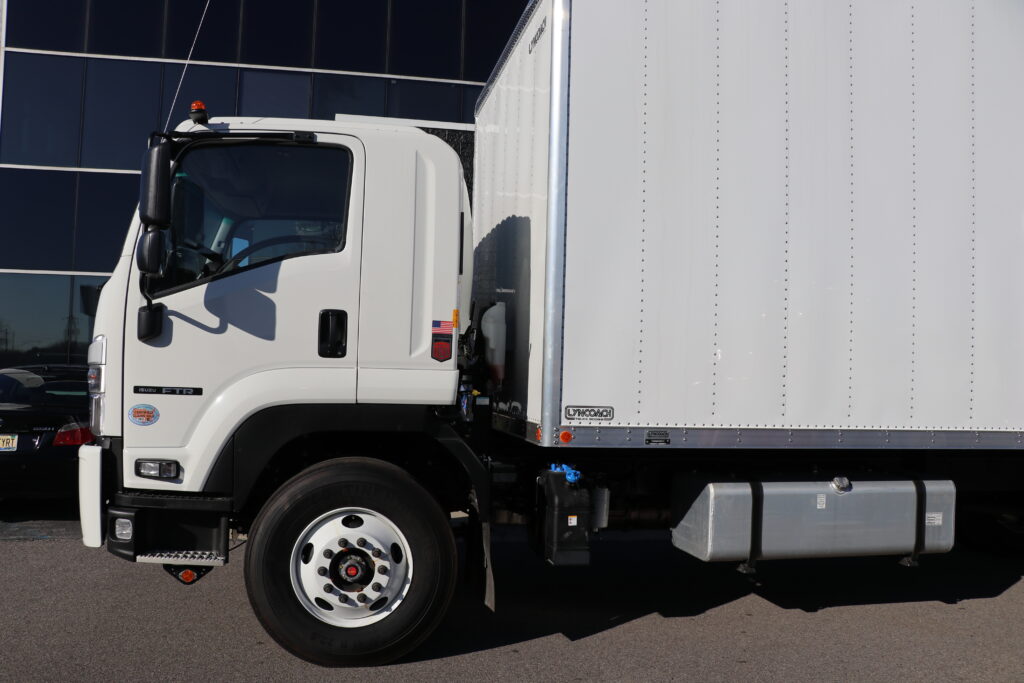 2025 Isuzu - image 4