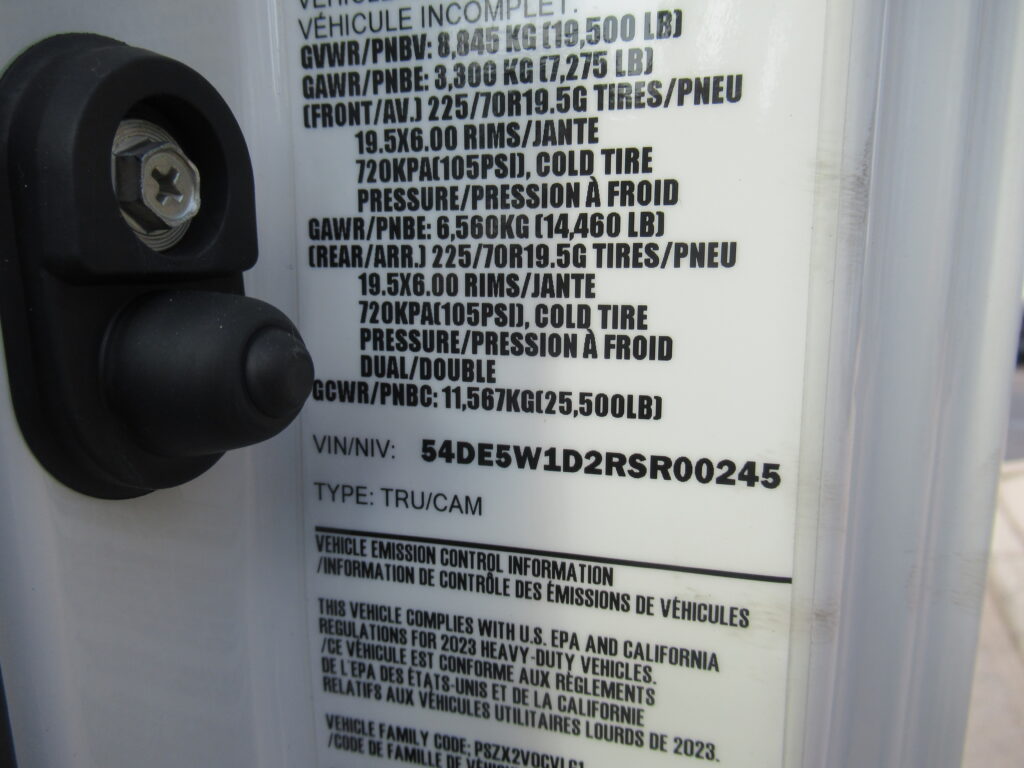 2025 Isuzu - image 10