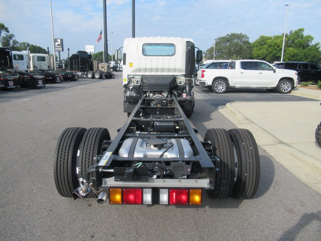 2025 Isuzu - image 5