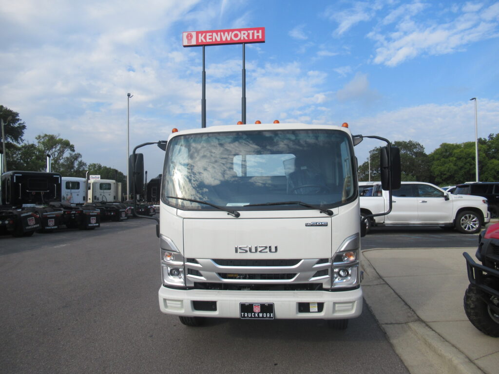 2025 Isuzu - image 4