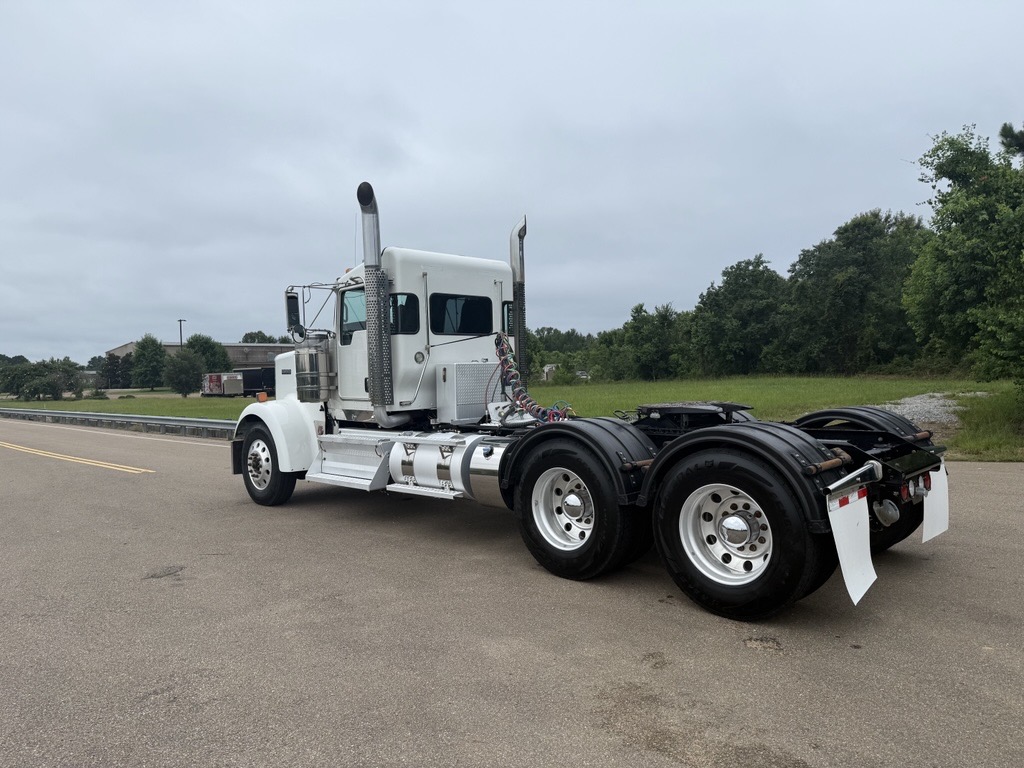 2023 Kenworth W900 in Jackson, MS — photo 2