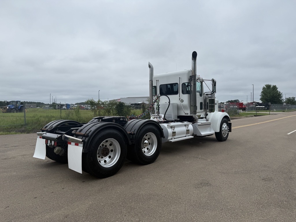 2023 Kenworth W900 in Jackson, MS — photo 4