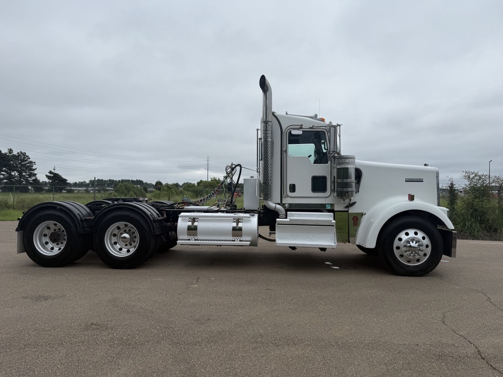 2023 Kenworth W900 in Jackson, MS — photo 5