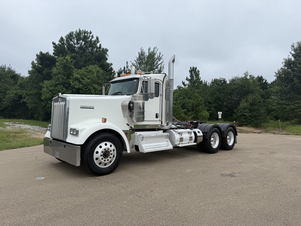 2023 Kenworth W900 in Jackson, MS