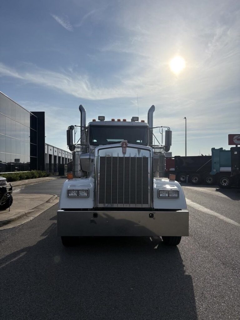2023 Kenworth W900 in Dothan, AL — photo 2